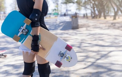 how to hold skateboard at a skatepark
